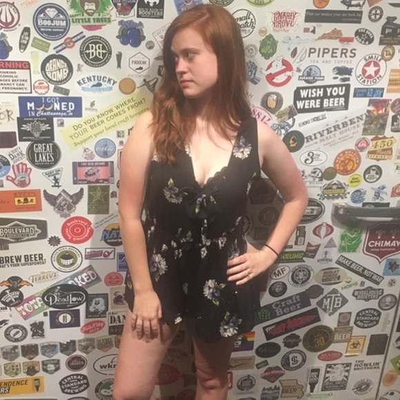 Mod On Trend Black/Navy Floral Romper Size Small - Picture 5 of 5